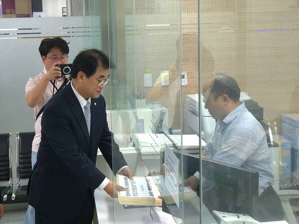 국민의힘 배준영 국회의원(중·강화·옹진군)이 19일 헌법재판소에 제3연륙교의 무료 통행을 위한 헌법소원을 청구하고 있다. 배 의원 제공