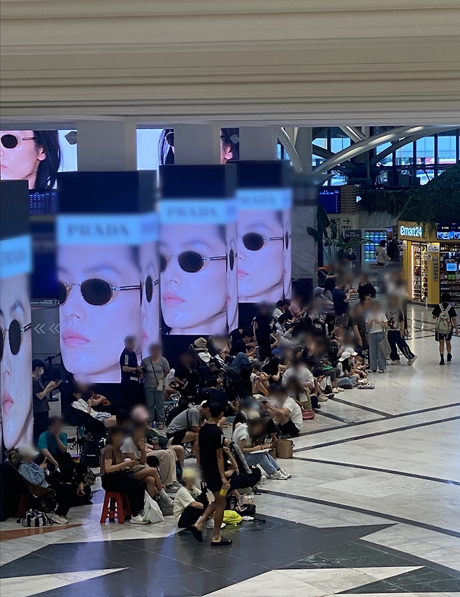 나이키스윔 신세계백화점 강남점 앞에 수영복 신상품을 구매하고자 약 400여명의 고객들이 대기줄을 서 있는 모습. 신세계백화점