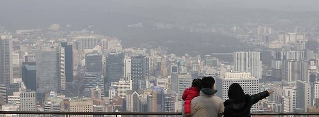 서울 남산에서 바라본 도심에 건물들이 빼곡히 들어서 있다. [김호영 기자]