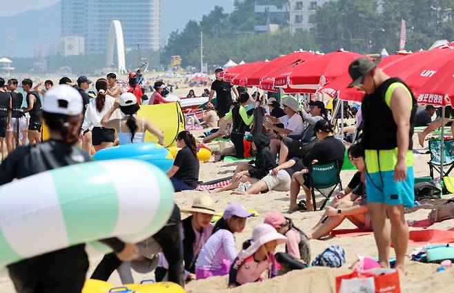 개장 후 첫 휴일인 6월 29일 강원 강릉시 경포해수욕장에는 많은 피서객이 몰려 무더위를 식히고 있다. [연합뉴스]