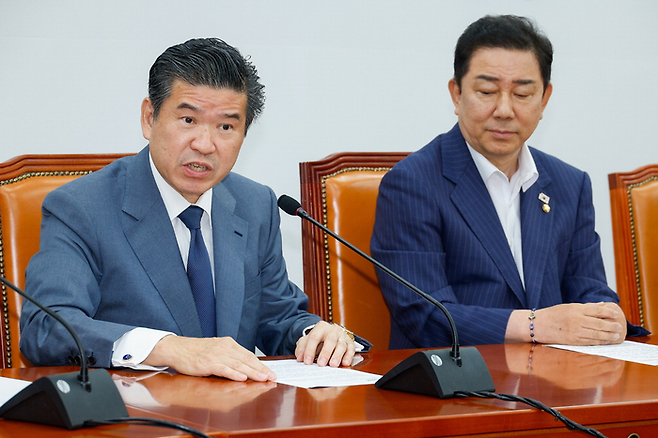 제임스 김 주한미국상공회의소 회장(왼쪽)이 19일 국회를 찾아 김병기 더불어민주당 원내대표(오른쪽) 등 지도부와 면담하고 노란봉투법에 대한 우려를 전달했다. [사진 = 뉴스1]