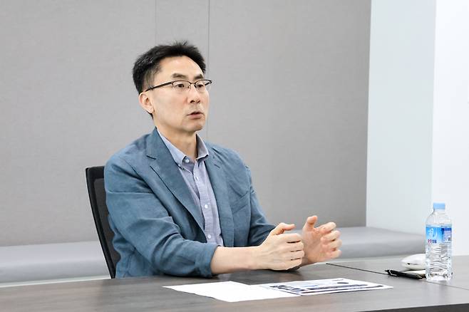 김이을 쎄트렉아이 대표가 매일경제와 인터뷰하면서 위성임대서비스 계획에 대해 설명하고 있다. [쎄트렉아이]