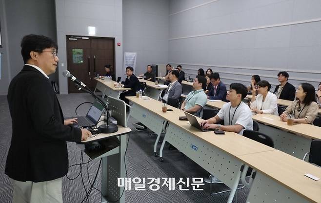 19일 울산전시컨벤션센터 유에코(UECO)에서 열린 ‘순환경제와 기업의 글로벌 리더십’ 세션에서 홍수열 자원순환경제연구소 소장이 경영학자들을 대상으로 순환경제 모델에 대해 설명하고 있다. 한주형 기자