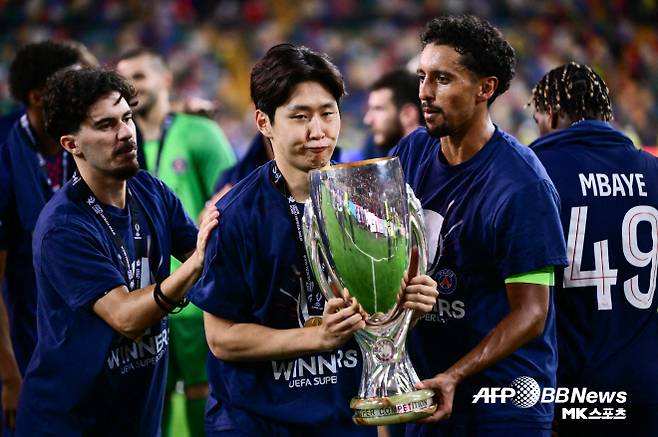 파리 생제르맹의 유럽축구연맹 슈퍼컵 우승을 이끈 이강인(사진 가운데). 사진=AFPBBNews=News1