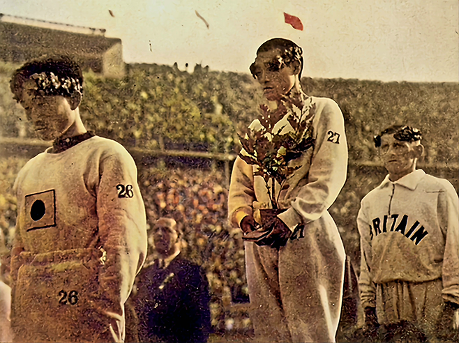 1936년 8월9일 손기정(가운데)이 베를린 올림픽 마라톤에서 우승한 후 시상대에서 월계수 화분을 들고 서 있다. 같은 대회에서 3위로 입상한 남승룡(왼쪽)과 2위로 입상한 어니스트 하퍼가 함께 시상대에 올랐다. 사진=Kyodo=연합뉴스 제공