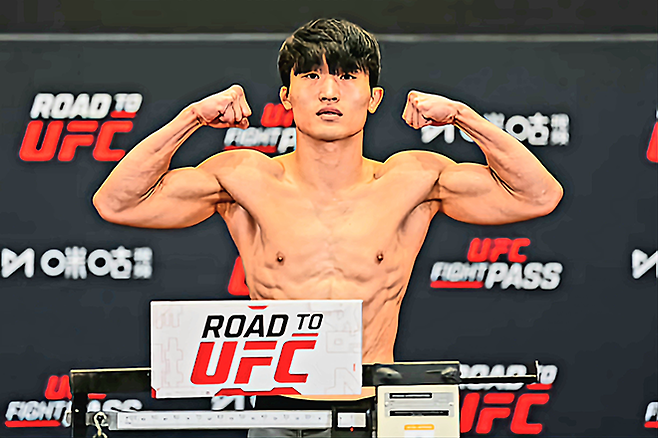 제2대 AFC 밴텀급 챔피언 송현종이 2025년 5월 중국 퍼포먼스 인스티튜트 상하이에서 Road to UFC 시즌4 준준결승 예비 선수 계체를 통과하고 있다. 사진=TKO