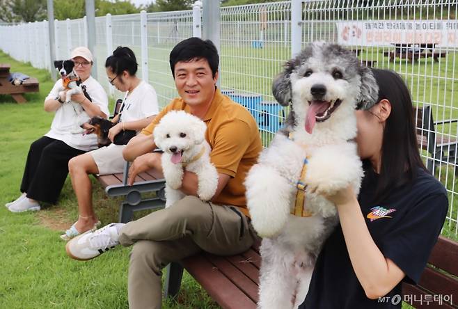 지난 12일 전북 익산시 관광자원시설인 반려견쉼터에서 마을 주민과 관광객들이 반려견들과 함께 즐거운 시간을 보내고 있다. /사진=농식품부 /사진=농식품부