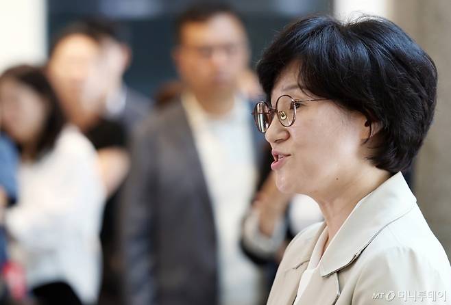 (서울=뉴스1) 오대일 기자 = 원민경 여성가족부 장관 후보자가 18일 오전 서울 서대문구 한국청소년활동진흥원에 마련된 인사청문 준비 사무실로 첫 출근하며 지명 소감을 밝히고 있다. 2025.8.18/뉴스1  Copyright (C) 뉴스1. All rights reserved. 무단 전재 및 재배포,  AI학습 이용 금지. /사진=(서울=뉴스1) 오대일 기자