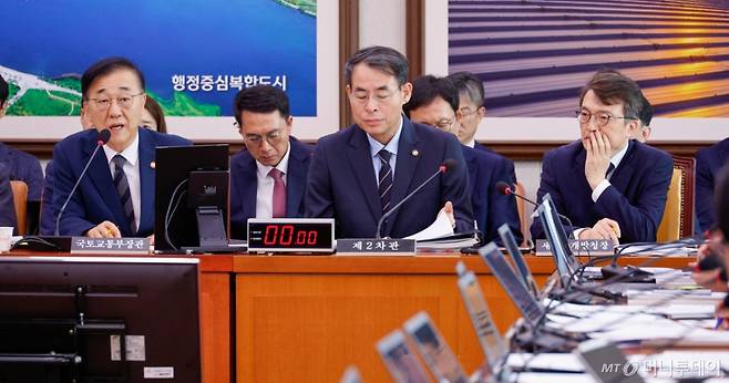 (서울=뉴스1) 안은나 기자 = 김윤덕 국토교통부 장관이 19일 오전 서울 여의도 국회에서 열린 국토교통위원회 제428회국회(임시회) 제2차 전체회의에 출석해 의원 질의에 답하고 있다. 왼쪽부터 김 장관, 강희업 2차관, 김의겸 새만금개발청장. 2025.8.19/뉴스1  Copyright (C) 뉴스1. All rights reserved. 무단 전재 및 재배포,  AI학습 이용 금지. /사진=(서울=뉴스1) 안은나 기자