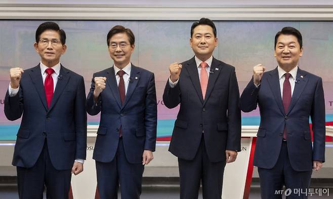 [서울=뉴시스] 국회사진기자단 = 국민의힘 김문수(왼쪽부터), 조경태, 장동혁, 안철수 당 대표 후보가 19일 오후 서울 중구 TV조선 스튜디오에서 열린 ‘당 대표 후보자 TV토론회’ 에 참석해 포즈를 취하고 있다. 2025.08.19. photo@newsis.com /사진=조성봉