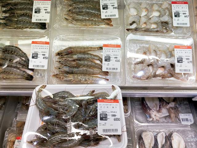 서울의 한 수산물 가게에 에콰도르, 말레이시아, 페루, 베트남 등에서 수입한 해산물이 자리하고 있다.