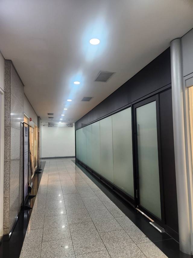 18일 서울 서초구 코바나컨텐츠 사무실의 내부가 보이지 않게 불투명 처리가 돼 있다.