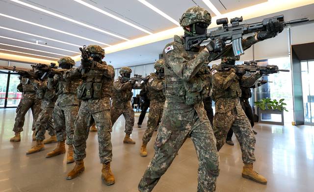 테러범 진압 훈련　  : 18일 대구 수성구 iM뱅크 본점에서 열린 을지 자유의 방패(UFS) 대테러 훈련에서 육군 50사단 장병과 군사경찰 특임대원들이 테러범 진압을 위한 기동훈련을 하고 있다.  뉴시스