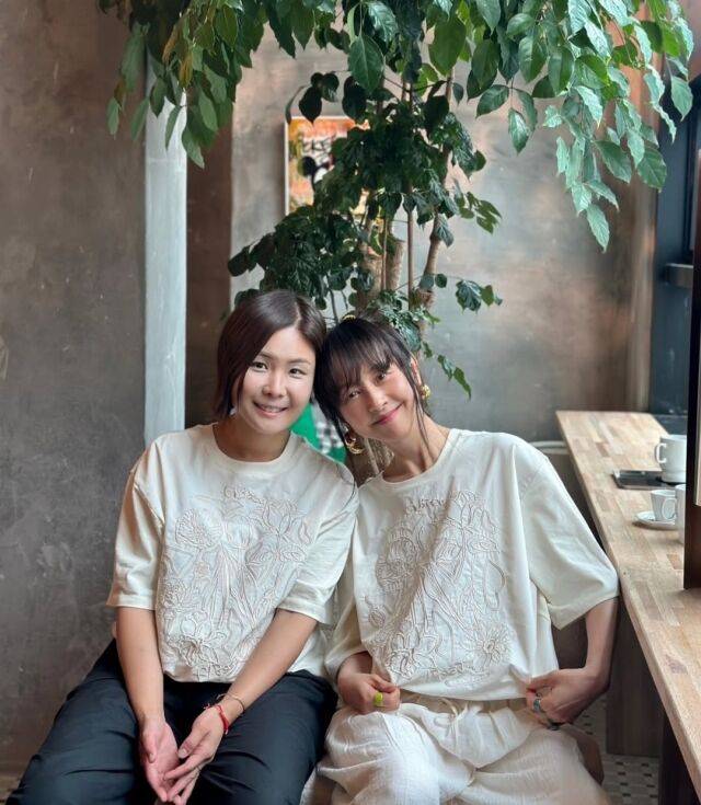 모델 겸 방송인 서정희(오른쪽)가 디자이너 조은애 씨가 선물한 티를 함께 입고 포즈를 취했다. /서정희 소셜미디어