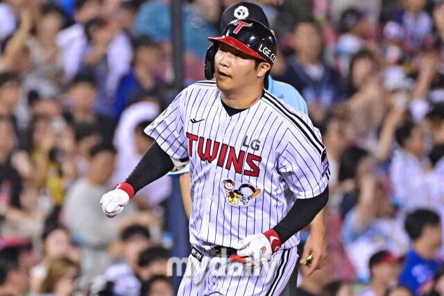 5일 서울 잠실야구장에서 열린 '2025 신한 SOL BANK KBO리그' 두산 베어스와 LG 트윈스 경기.LG 문보경이 7회말 2사 1-2루 네 번째 타석에 역전 쓰리런을 친 후 그라운드를 돌고 있다./마이데일리