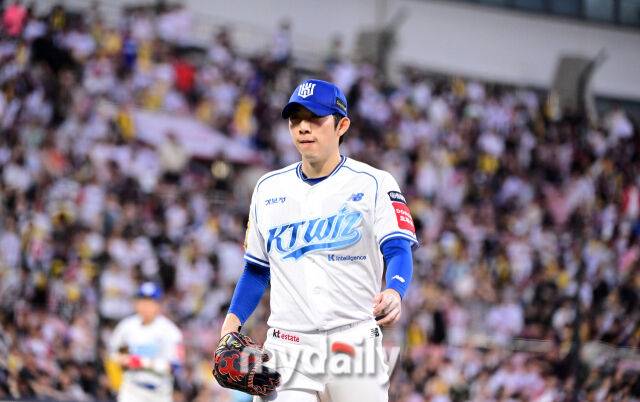 2025년 8월 12일 오후 경기도 수원KT위즈파크에서 열린 '2025 신한 SOL뱅크 KBO 리그' LG 트윈스와 KT 위즈의 경기 KT 선발투수 오원석이 5이닝 3실점 투구를 한 뒤 더그아웃으로 들어가고 있다./마이데일리