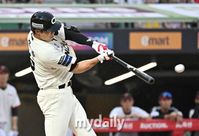17일 오후 인천광역시 문학동 인천SSG랜더스필드에서 진행된 '2025 프로야구 KBO리그' SSG랜더스와 LG트윈스의 경기. SSG 류효승이 7회말 1사에서 솔로홈런을 터뜨리고 있다./마이데일리