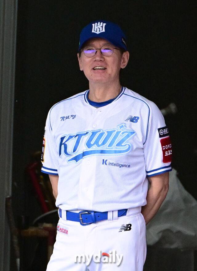 2025년 8월 12일 오후 경기도 수원KT위즈파크에서 열린 '2025 신한 SOL뱅크 KBO 리그' LG 트윈스와 KT 위즈의 경기 KT 이강철 감독이 미소 짓고 있다./마이데일리