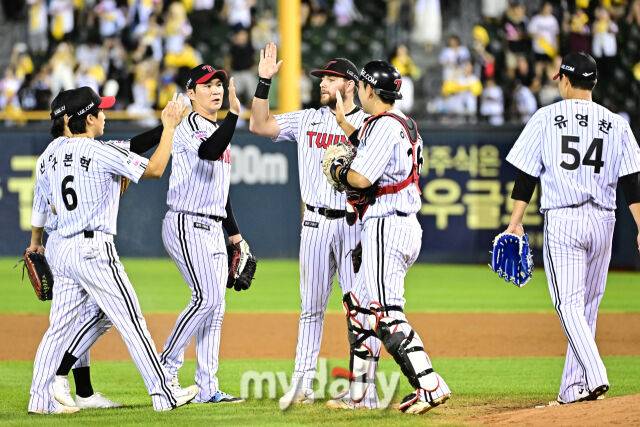 19일 서울 잠실야구장에서 열린 '2025 신한 SOL BANK KBO리그' 롯데 자이언츠와 LG 트윈스 경기.LG가 5-2로 롯데에 승리한 후 기뻐하고 있다./잠실=한혁승 기자