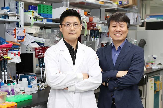 이번 연구를 수행한 KAIST 생명과학과 신종필(왼쪽) 박사와 허원도 석좌교수.[KAIST 제공]