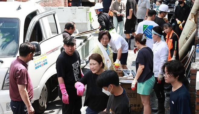 김미경 은평구청장이 구민들과 함께 수해 복구에 나서고 있다.
