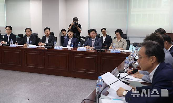 [서울=뉴시스] 조성봉 기자 = 11일 오후 서울 여의도 국회 의원회관에서 열린 더불어민주당 물가대책TF-식품업계 간담회에서 식품업계 관계자들이 유동수 물가대책 TF 위원장의 발언을 경청하고 있다. 2025.08.11. suncho21@newsis.com