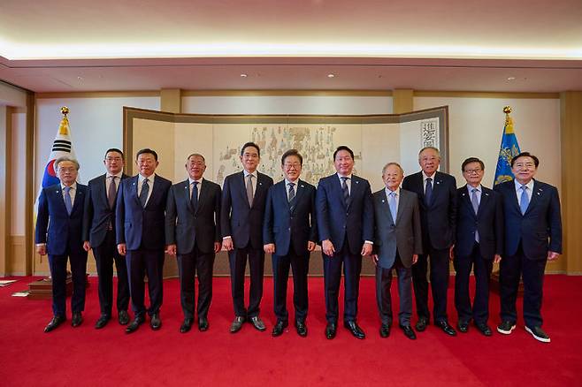 [서울=뉴시스] 이재명 대통령이 13일 서울 용산 대통령실에서 열린 6경제단체·기업인 간담회에서 참석 경제인들과 기념촬영하고 있다. 왼쪽부터 최진식 한국중견기업연합회장, 구광모 LG그룹 회장, 신동빈 롯데그룹 회장, 정의선 현대차그룹 회장, 이재용 삼성전자 회장, 이 대통령, 최태원 SK그룹 회장, 손경식 한국경영자총협회장, 류진 한국경제인협회장, 윤진식 한국무역협회장, 김기문 중소기업중앙회장. (사진=대통령실 제공) 2025.06.13. photo@newsis.com *재판매 및 DB 금지