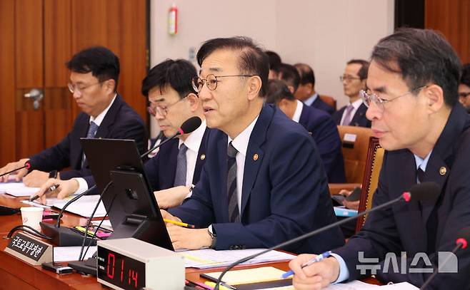 [서울=뉴시스] 김금보 기자 = 김윤덕 국토교통부장관이 19일 서울 여의도 국회에서 열린 국토교통위원회 전체회의에서 의원질의에 답하고 있다. 2025.08.19. kgb@newsis.com