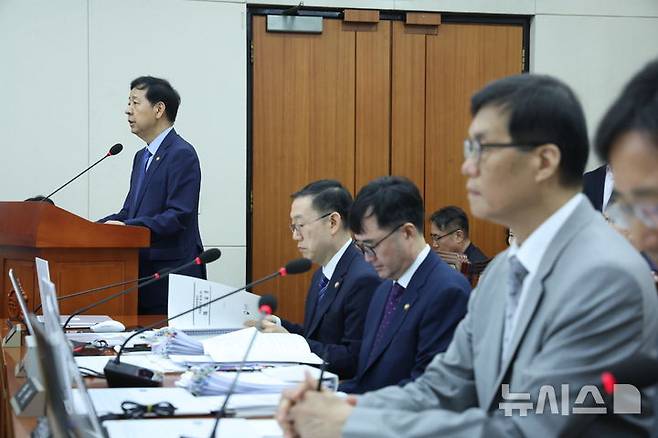 [서울=뉴시스] 고승민 기자 =  구윤철 경제부총리 겸 기획재정부 장관이 19일 서울 여의도 국회에서 열린 기획재정위원회 전체회의에서 업무보고를 하고 있다. 2025.08.19. kkssmm99@newsis.com
