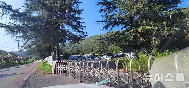 [의령=뉴시스]경찰과 고용노동부가 압수수색중인 함양울산고속도로 공사 현장(제10공구) 사무소 외경.2025.08.19.sky@newsis.com