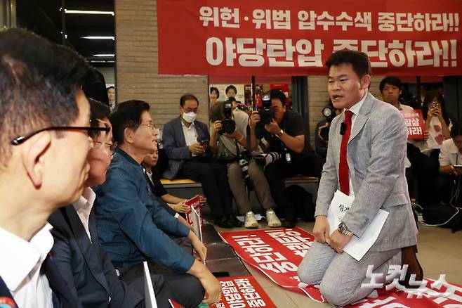 전한길 전 한국사 강사가 14일 오전 서울 여의도 국민의힘 중앙당사에서 열린 중앙윤리위원회 회의에 출석하며 전날 특검의 국민의힘 당사 압수수색을 규탄하며 농성중인 김문수 당대표 후보와 인사 후 발언을 하고 있다. 윤창원 기자