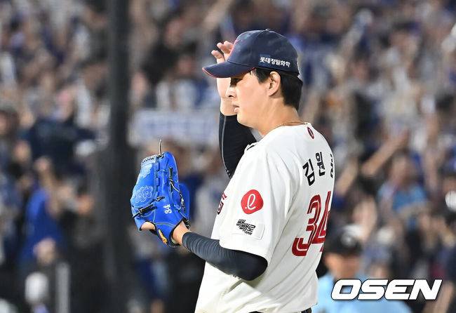 [OSEN=부산, 이석우 기자] 17일 부산 사직야구장에서 2025 신한 SOL 뱅크 KBO 리그 롯데 자이언츠와 삼성 라이온즈의 경기가 열렸다. 홈팀 롯데는 감보아가, 방문팀 삼성은 이승현이 선발 출전했다. 롯데 자이언츠 김원중이 8회초 1사 만루 삼성 라이온즈 김영웅에게 동점 우월 만루 홈런을 맞고 아쉬워하고 있다. 2025.08.17 / foto0307@osen.co.kr
