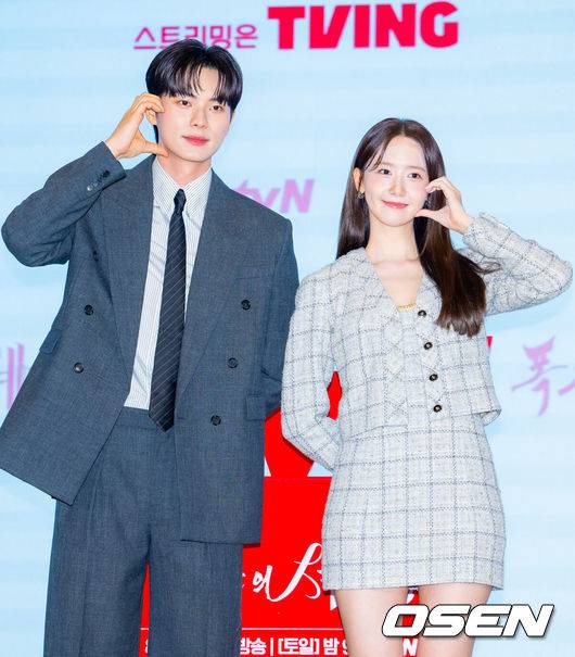 [OSEN=민경훈 기자]  19일 오후 서울 신도림 디큐브시티 내 더 세인트에서 &nbsp;tvN&nbsp;새 토일드라마&nbsp;‘폭군의 셰프’(연출 장태유) 제작발표회가 진행됐다.오는 23일 첫 방송 예정인 &nbsp;‘폭군의 셰프’는 최고의 순간 과거로 타임슬립한 셰프(임윤아)가 최악의 폭군이자 절대 미각의 소유자인 왕을 만나며 벌어지는 서바이벌 판타지 로맨틱코미디 드라마이다.배우 이채민과 임윤아가 입장하며 포즈를 취하고 있다. 2025.08.19 /rumi@osen.co.kr