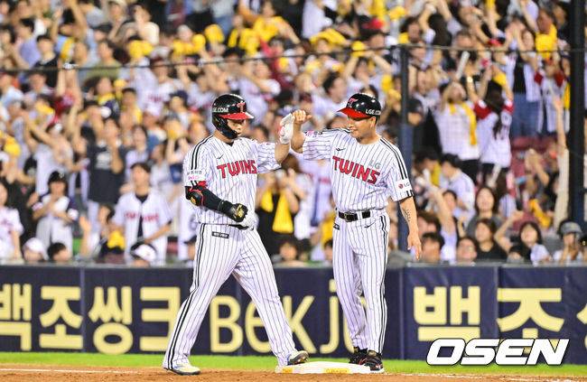 [OSEN=잠실, 박준형 기자] 19일 오후 서울 잠실구장에서 ‘2025 신한 SOL BANK KBO리그’ LG 트윈스와 롯데 자이언츠의 경기가 진행됐다.이날 LG는 톨허스트를, 롯데는 벨라스케즈를 선발투수로 내세웠다.5회말 1사 2,3루 LG 문성주가 2타점 적시타를 날리고 송지만 1루 코치와 하이파이브를 하고 있다.    2025.08.19 / soul1014@osen.co.kr