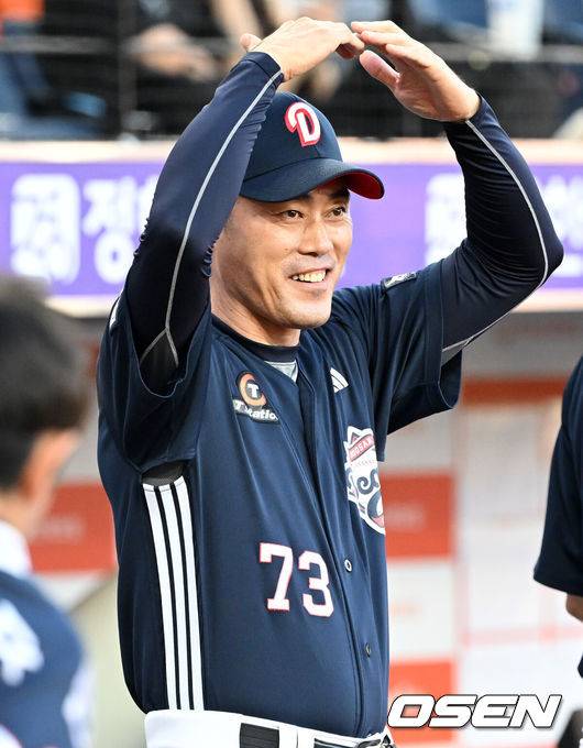 [OSEN=대전, 이대선 기자] 프로야구 두산 베어스가 파죽의 5연승을 질주했다. 한화 이글스는 3연패를 당하며 1위에서 멀어졌다.&nbsp;두산은 19일 대전 한화생명볼파크에서 열린 2025 신한 SOL Bank KBO리그 한화와의 원정경기를 6-5로 재역전승했다.경기에 앞서 두산 조성환 감독대행이 한화 선수단과 인사를 하고 있다. 2025.08.19 /sunday@osen.co.kr