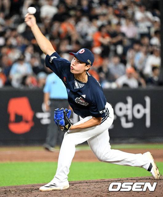 [OSEN=대전, 이대선 기자] 19일 오후 대전 한화생명볼파크에서 2025 신한 SOL Bank KBO리그 한화 이글스와 두산 베어스의 경기가 열렸다.한화는 와이스, 두산은 콜어빈을 선발로 내세웠다.5회말 무사에서 두산 양재훈이 역투하고 있다.  2025.08.19 /sunday@osen.co.kr