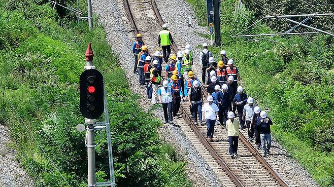 무궁화호 열차가 선로 인근에서 작업 중이던 근로자 7명을 치는 사고가 발생한 19일 경북 청도군 화양읍 삼신리 경부선 철로에서 관계자들이 조사하고 있다.