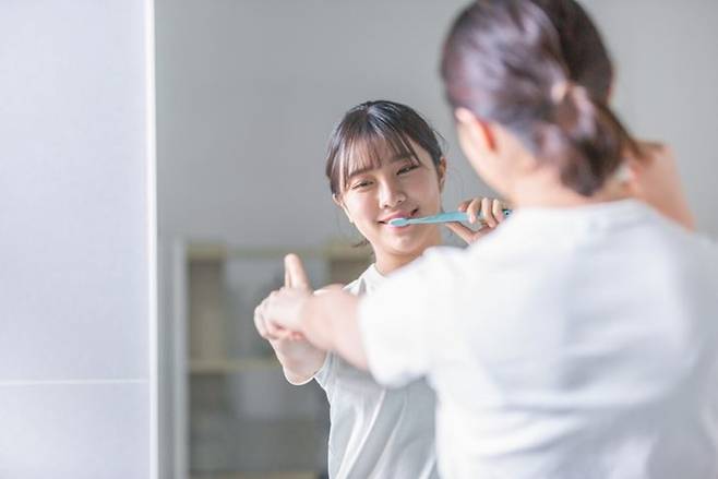 아침에 한 번만 양치를 한다면 식사 전이 가장 효과적이다. 게티이미지