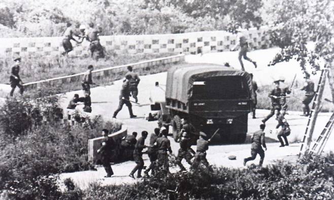 1976년 8월 18일 판문점에서 일어난 도끼 만행 사건 당시의 모습. 이 사건으로 주한미군 육군 소속 아서 보니파스 대위(시후 소령 추서)와 마크 바렛 소위(중위 추서)가 목숨을 잃었다. 세계일보 자료사진