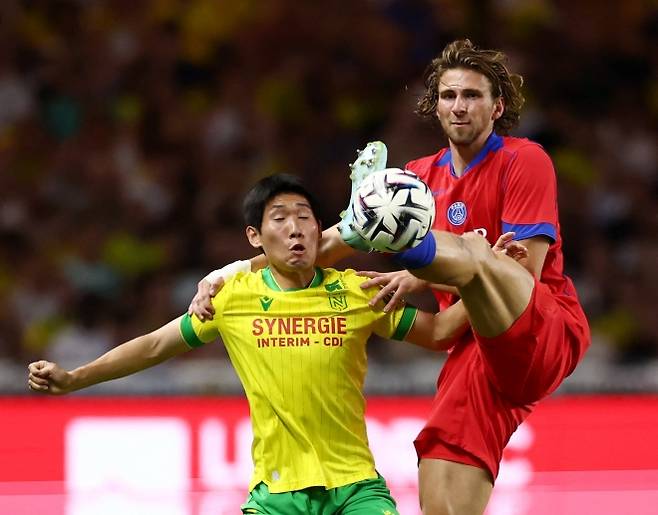 프랑스 낭트 스타드 드 라 보주아르에서 18일(한국시간) 열린 프랑스 프로축구 리그1 개막전에서 파리 생제르맹(PSG)에서 뛰는 이강인과 낭트에서 뛰는 권혁규, 홍현석(사진)이 동시에 그라운드를 누비는 ‘코리안 더비’가 펼쳐졌다. 낭트 로이터 연합뉴스