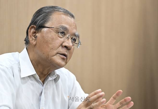 김대환 전 노동부장관은 “노조의 불법 파업에 대한 손해배상청구를 제한하고 노조 측의 면책 범위를 늘리면 불법 파업이 급속히 늘어날 것”이라고 말했다.  이지훈 기자