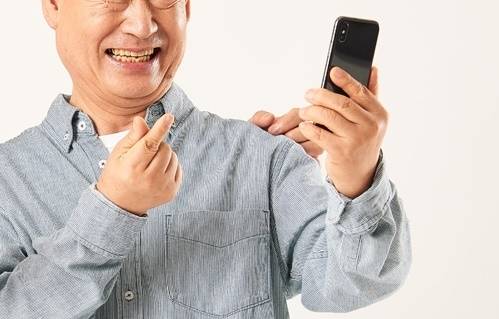 인공지능(AI)으로 생성된 가상의 여성과 사랑에 빠져 실제 아내에게 이혼을 통보한 중국 남성의 사연이 전해졌다. 아이클릭아트 자료사진