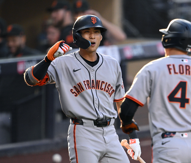 샌프란시스코 자이언츠 이정후가 19일(한국시간) 미국 캘리포니아주 샌디에이고 펫코 파크에서 열린 2025 미국메이저리그(MLB) 정규시즌 샌디에이고 파드리스와의 원정 경기에서 홈런을 친 윌머 플로레스와 하이파이브하고 있다. AP 연합뉴스