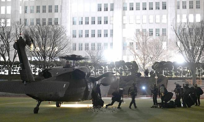 지난해 12·3 비상계엄 당시 국회 운동장에 계엄군으로 투입된 장병들이 헬기에서 내리고 있다. 2024.12.3 도준석 전문기자
