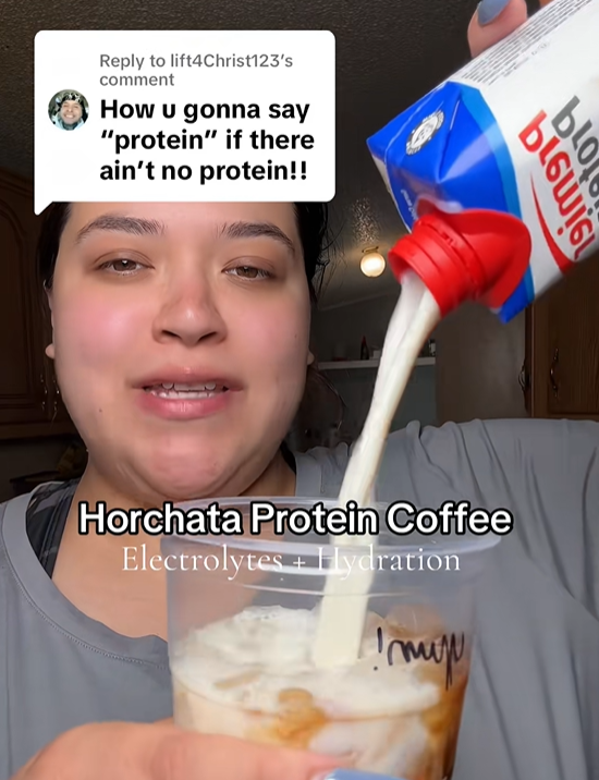 최근 온라인상에서 커피에 단백질 파우더를 넣어 마시는 ‘프로피’(proffee)가 인기를 끌고 있다. 프로피는 체중 감량에 효과가 있는 것으로 알려졌지만, 권장량을 초과해 단백질을 섭취하게 되면 오히려 살이 더 찔 수 있다는 경고가 나와 눈길을 끌고 있다. 틱톡 캡처