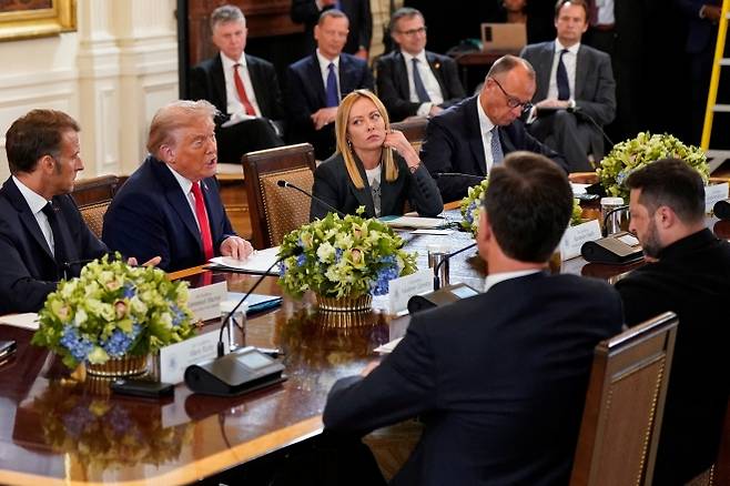 도널드 트럼프 미국 대통령이 2025년 8월 18일(현지시간) 워싱턴 백악관에서 열린 회담에서 발언하고 있다. 이날 회담에는 볼로디미르 젤렌스키 우크라이나 대통령, 프리드리히 메르츠 독일 총리, 에마뉘엘 마크롱 프랑스 대통령, 조르자 멜로니 이탈리아 총리, 마르크 뤼터 북대서양조약기구(NATO) 사무총장이 참석해 러시아의 전쟁 종식을 위한 방안을 논의했다. 로이터 연합뉴스