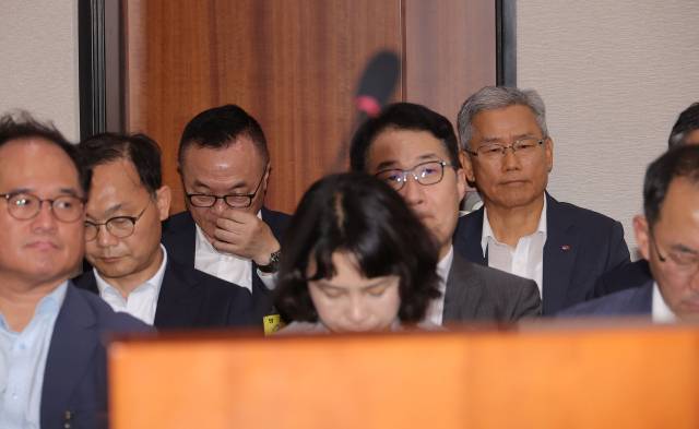 김동철(뒷줄 오른쪽) 한국전력 사장과 황주호(〃왼쪽) 한국수력원자력 사장이 19일 국회에서 열린 산업통상자원중소벤처기업위원회 전체회의에 참석해 의원들의 질문을 듣고 있다.