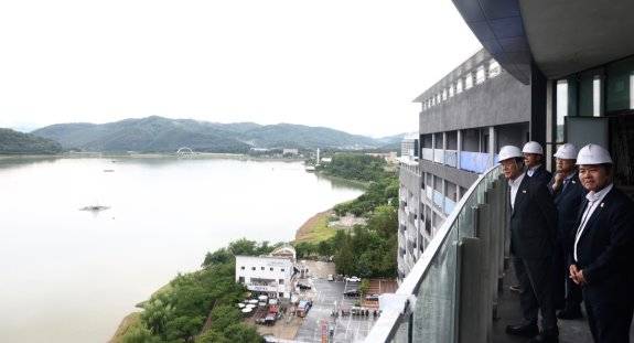 아시아태평양경제협력체(APEC) 정상회의 준비위원장을 맡은 김민석 국무총리가 7월 15일 경북 경주시 2025 APEC 정상회의 현장을 찾아 각급 숙박시설 및 서비스 준비 현황을 점검하고 있다. 국무총리실