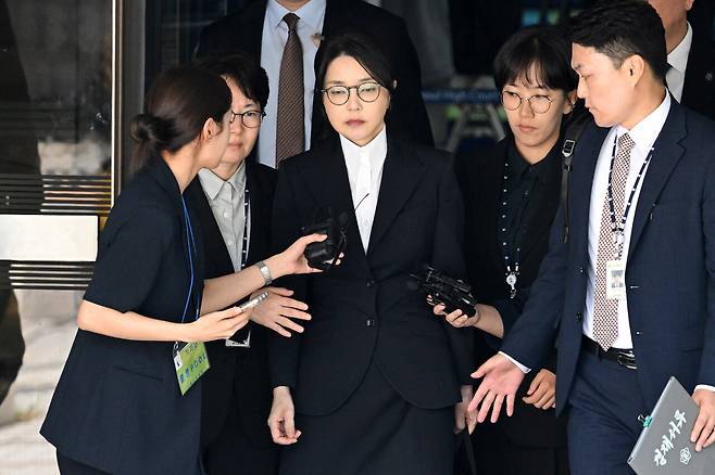 8월12일 김건희씨가 서울중앙지방법원에서 열린 구속 전 피의자 심문을 마치고 법원을 나서고 있다. ⓒ사진공동취재단