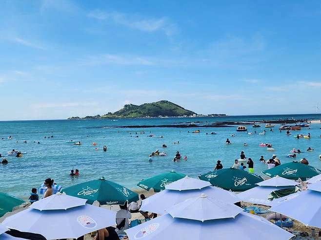 금능해수욕장 전경(앞에 보이는 섬이 비양도) ⓒ제주시 제공
